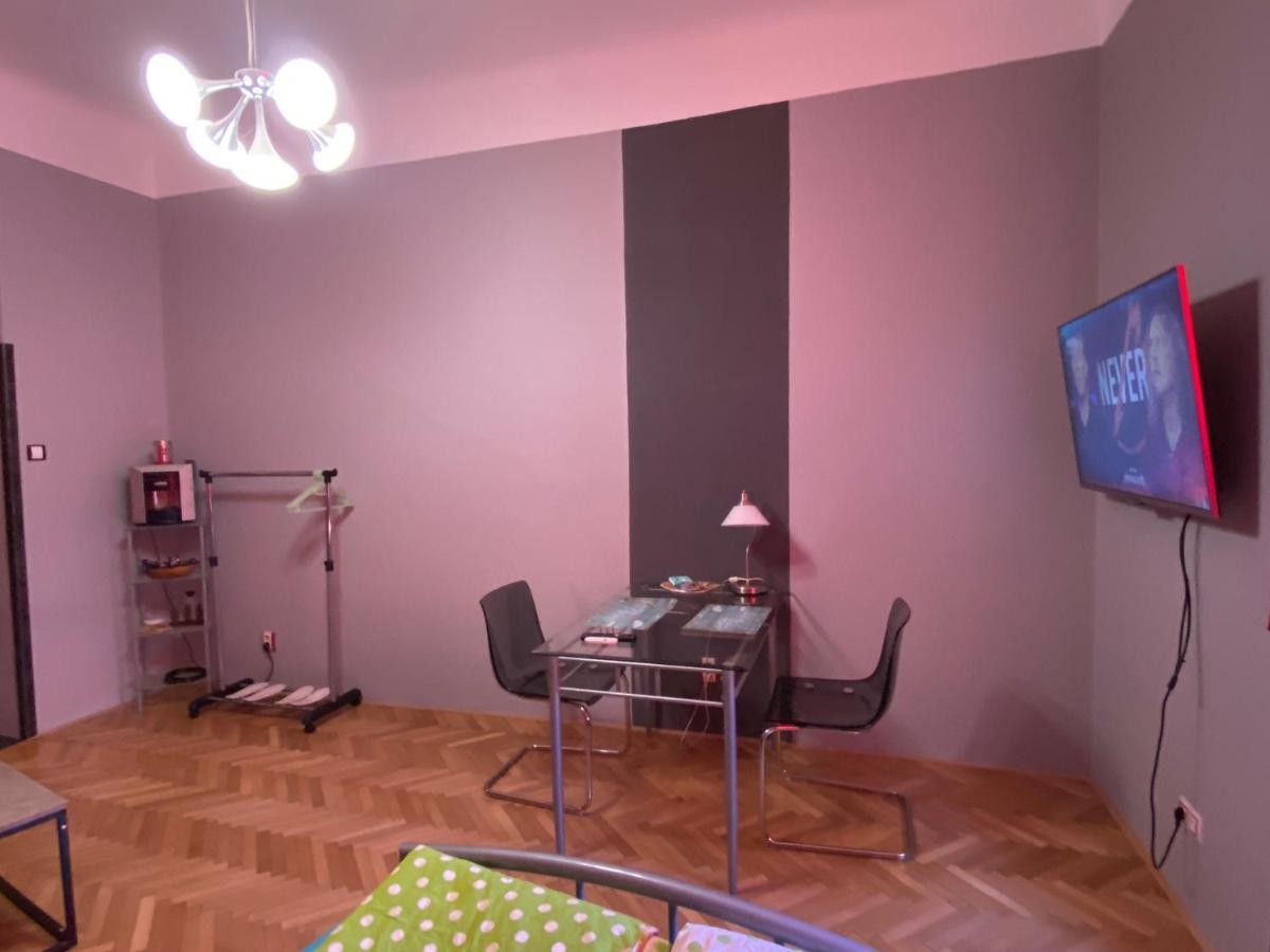 Apartment B42 Bed And Cafe Prag Exteriör bild