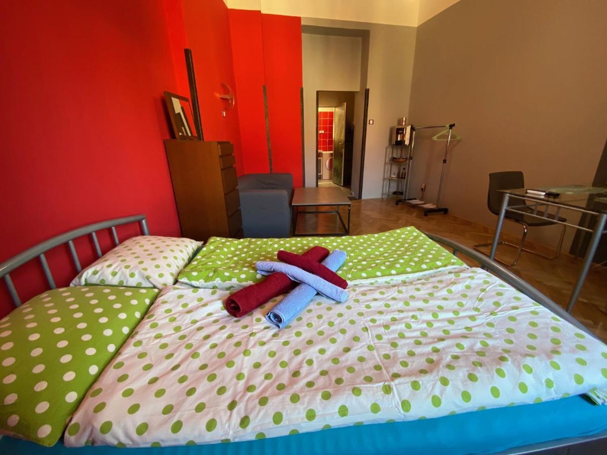 Apartment B42 Bed And Cafe Prag Exteriör bild