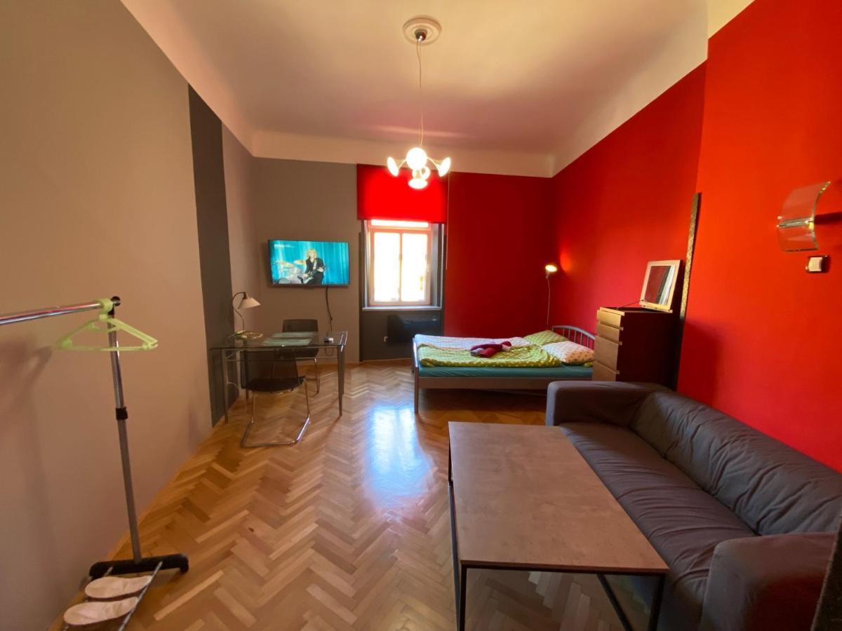 Apartment B42 Bed And Cafe Prag Exteriör bild