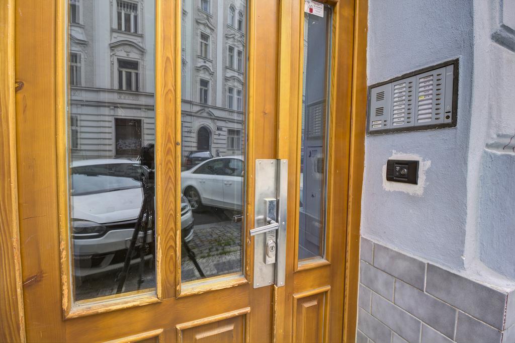 Apartment B42 Bed And Cafe Prag Exteriör bild